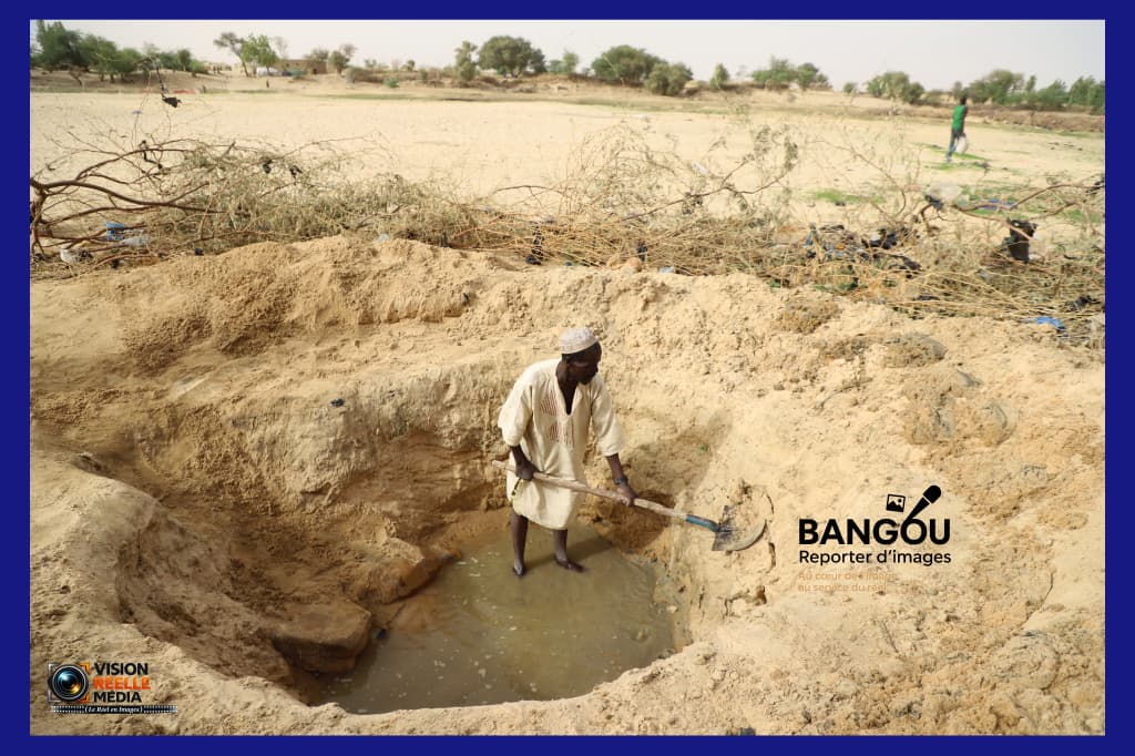 Goundam: Mahamane Iboureïma, ce « héros de l’ombre » qui lutte contre la pénurie d’eau à la force des bras